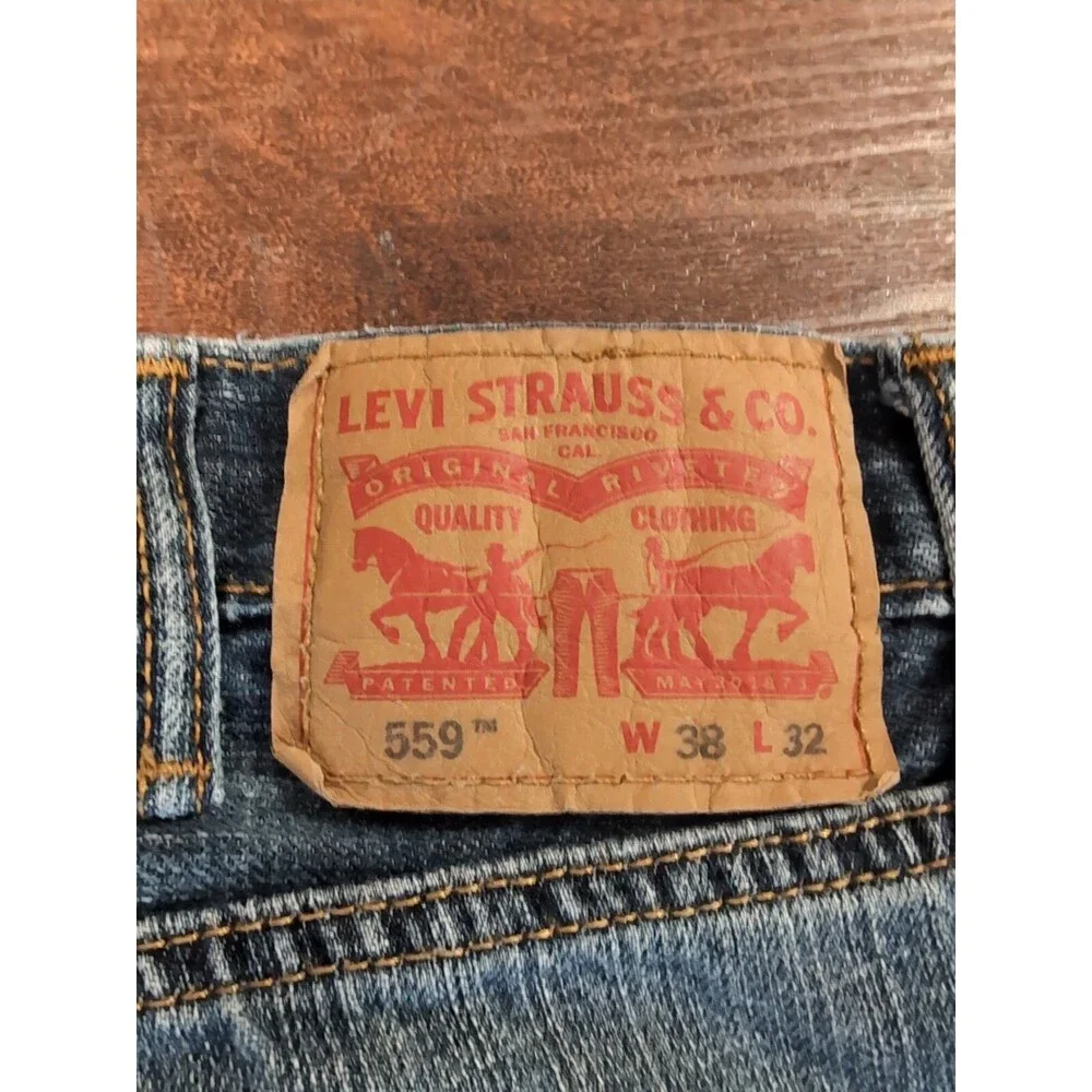 LEVI'S 559 RELAXED LOOSE STRAIGHT MEN'S SIZE 38 x 32  BLUE JEANS MEDIUM WASH EUC